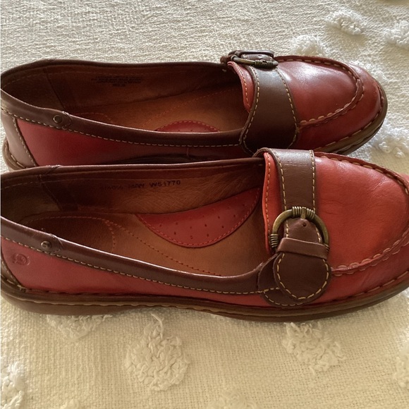 Born Two Tone Red/ Brown Leather Loafers Women's size 9
BT-1 - Picture 2 of 6